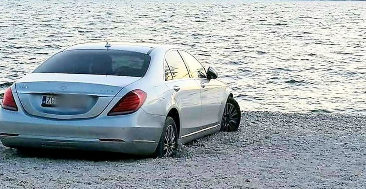 Zagrepčanin na Čiovu parkirao Mercedes na plaži: "Prvi red do mora"