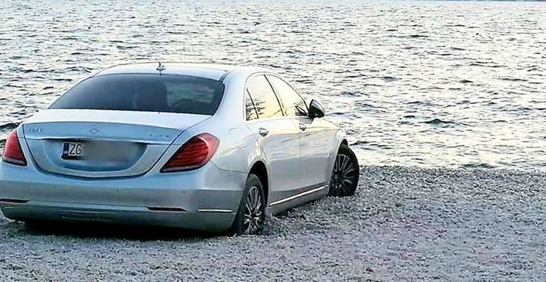 Zagrepčanin na Čiovu parkirao Mercedes na plaži: "Prvi red do mora"