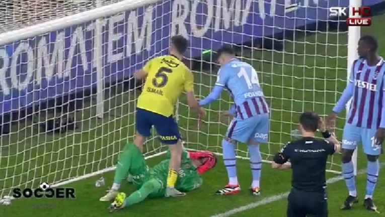 VIDEO Livaković pogođen s tribina, potekla je i krv. Opća tučnjava na terenu