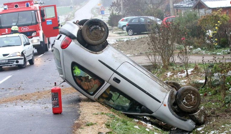 FOTO Nesreća kod Koprivnice: Auto na krovu, dvoje u bolnici