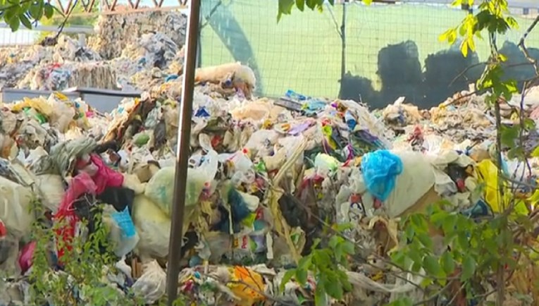 Selo kod Samobora puno smeća, muha i štakora, mještani su u očaju