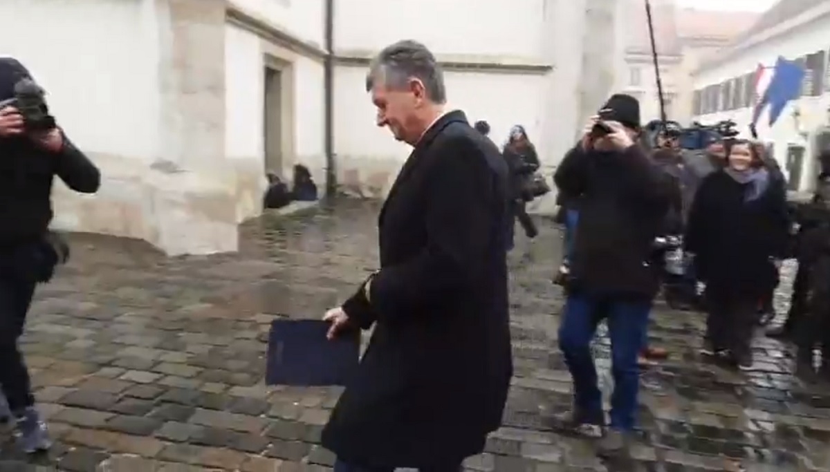 Kujundžić izašao nakon sastanka s Plenkovićem, sazvao je izvanrednu presicu