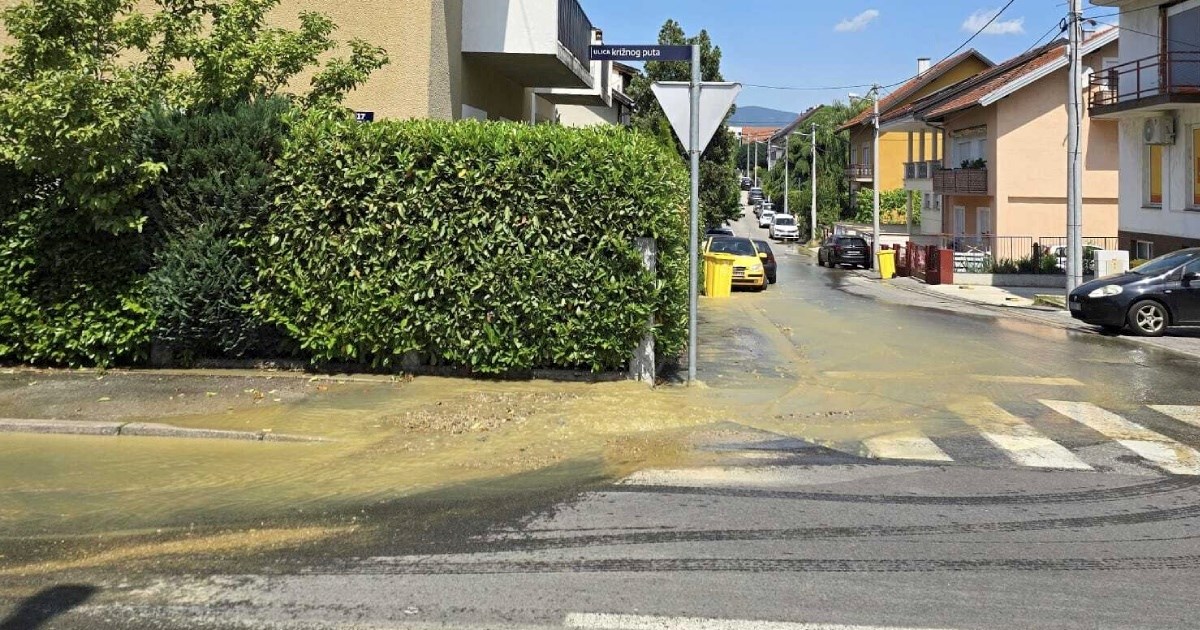 Pukla je cijev u zagrebačkoj Dubravi