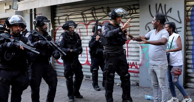Siloviti sukobi u Tel Avivu, policija pucala pravim mecima. Više od 100 ranjenih