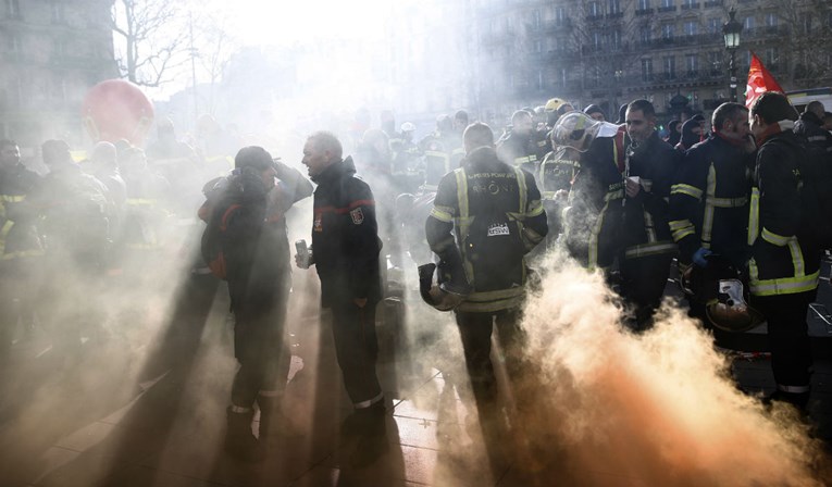 VIDEO Vatrogasci se palili na prosvjedu u Parizu, policija ih napala suzavcem