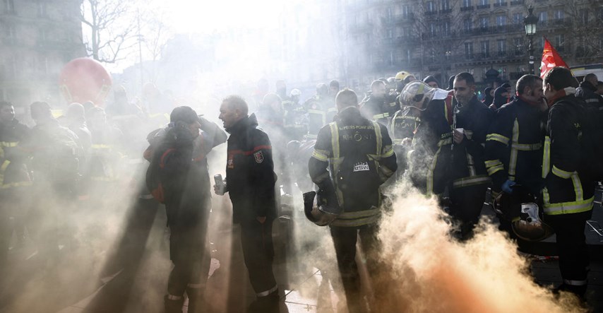 VIDEO Vatrogasci se palili na prosvjedu u Parizu, policija ih napala suzavcem