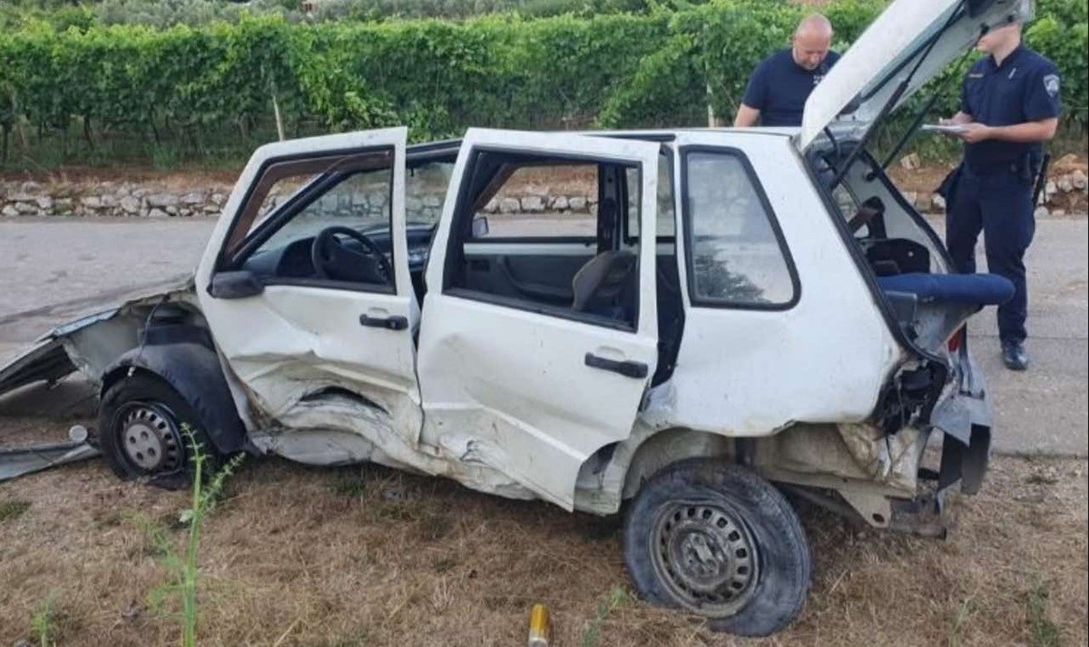 FOTO U ovom neregistriranom autu vozilo se 10 mladih, vozač je bio pijan. Stradali su