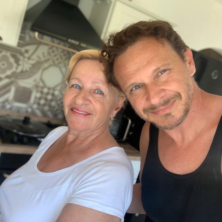 Enis Bešlagić podijelio fotku s mamom: "Čuvajte svoje roditelje"