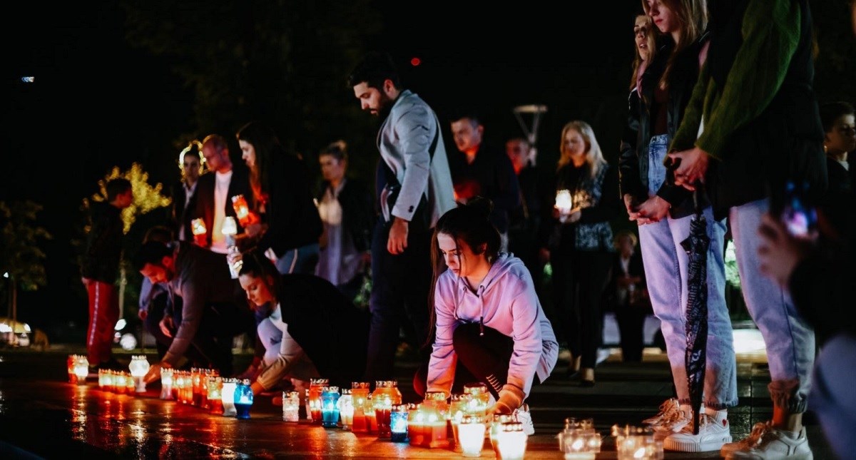 FOTO Stotine na ulicama Mostara. Pale svijeće i traže pravdu za obitelj Krstić