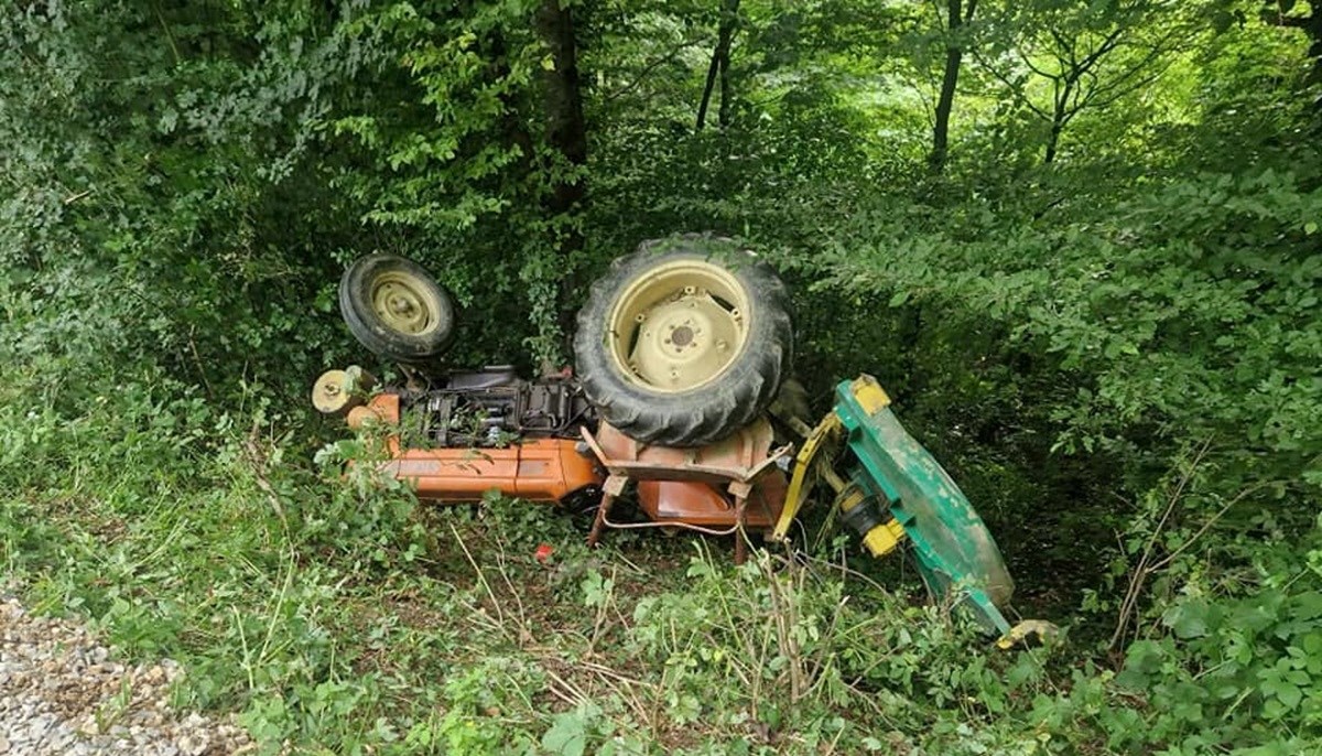 FOTO Tinejdžer u Zagorju traktorom izletio s ceste, ostao prikliješten