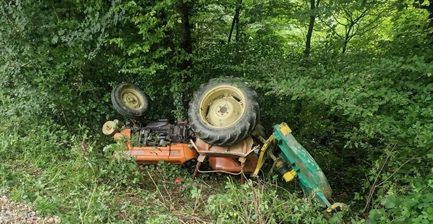 FOTO Tinejdžer u Zagorju traktorom izletio s ceste, ostao prikliješten