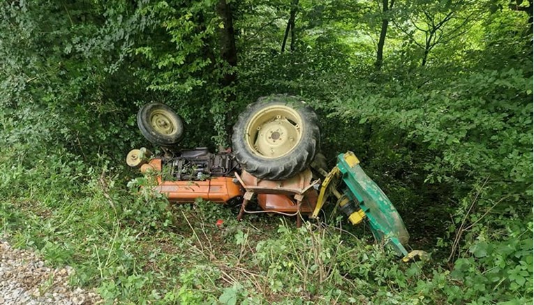 FOTO Tinejdžer u Zagorju traktorom izletio s ceste, ostao prikliješten