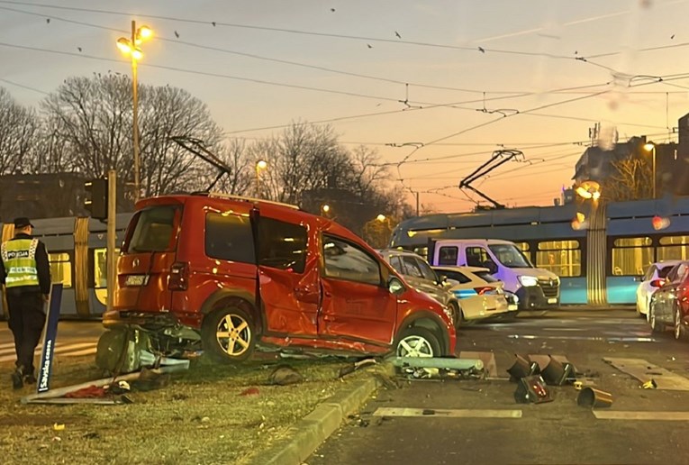 Nesreća u Zagrebu, dijelovi auta i semafora rasuti po prometnom križanju