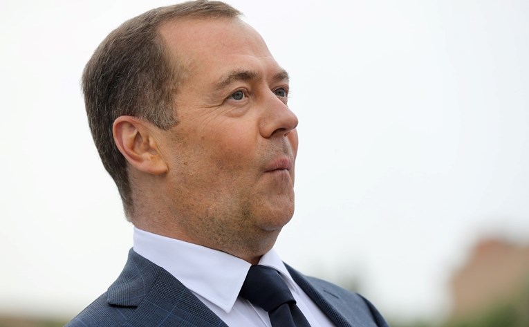 Medvedev: Umirući djed Biden možda želi odvesti pola čovječanstva sa sobom u smrt