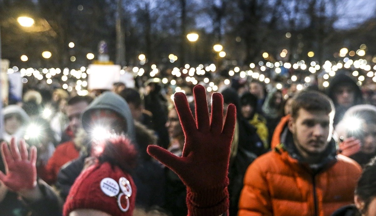 VIDEO Studenti masovno prosvjedovali u Beogradu, podržali profesore koji idu u štrajk