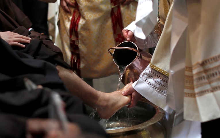 Papa Lav se vraća tradiciji, neće prati noge zatvorenicima