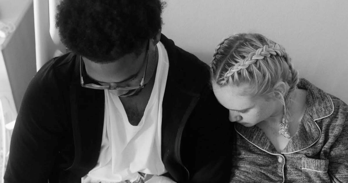 Tineke Younger izgubila kćerkicu, druga blizanka je dobro