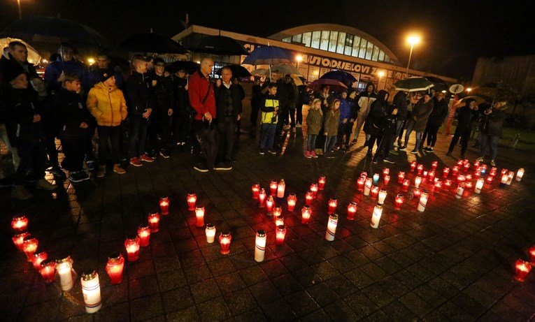 VIDEO Plenković, Kolinda i brojni građani zapalili svijeće za Vukovar