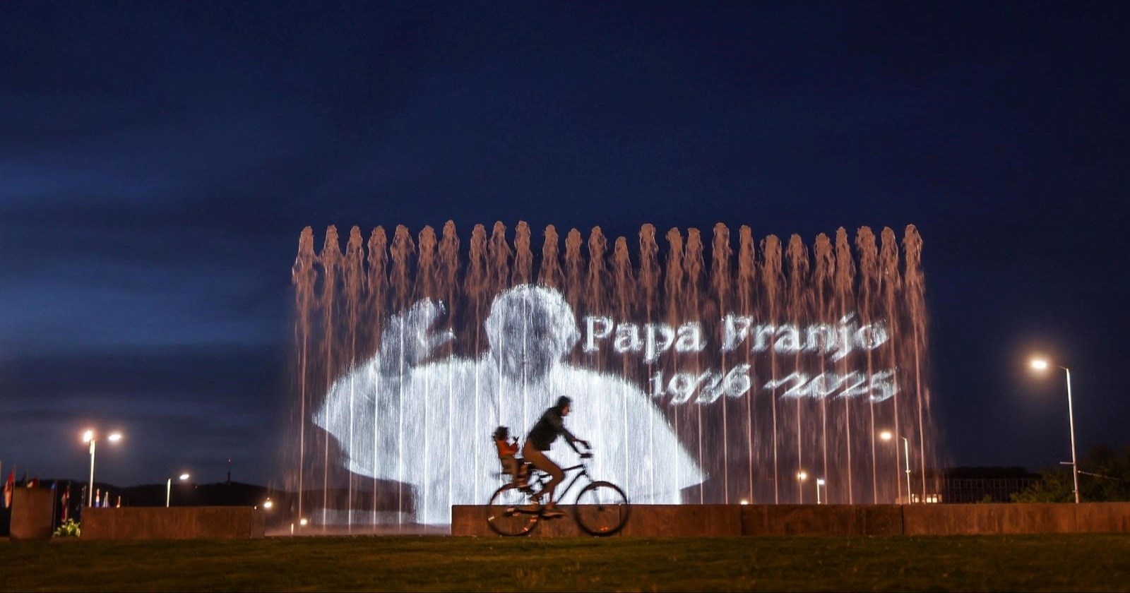 VIDEO Zagrebačke fontane osvijetljene u čast pape Franje