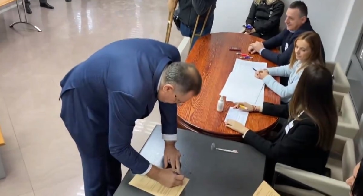 VIDEO Dodik pred novinarima glasao na srpskim izborima