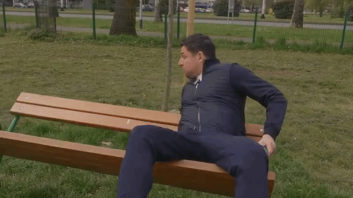 VIDEO Ovo Bernardić namjerno pada s klupice