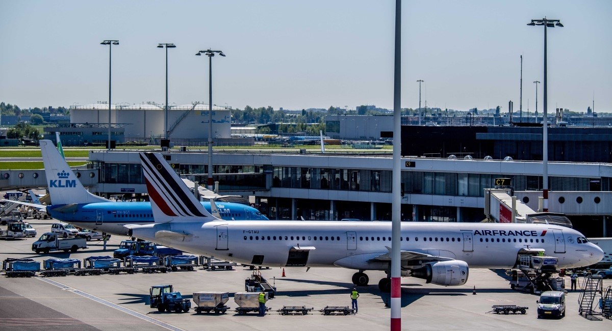 Žena rodila na letu za Amsterdam, kaže da nije znala da je trudna