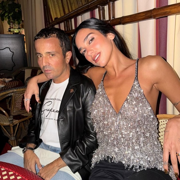 Dua Lipa ponovno nosi "goli" trend i ostavlja malo toga mašti