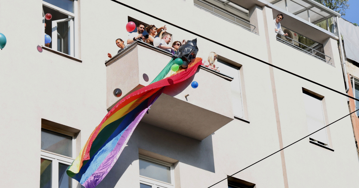 Građani s prozora i balkona podržali Zagreb Pride, bacali su šarene balone