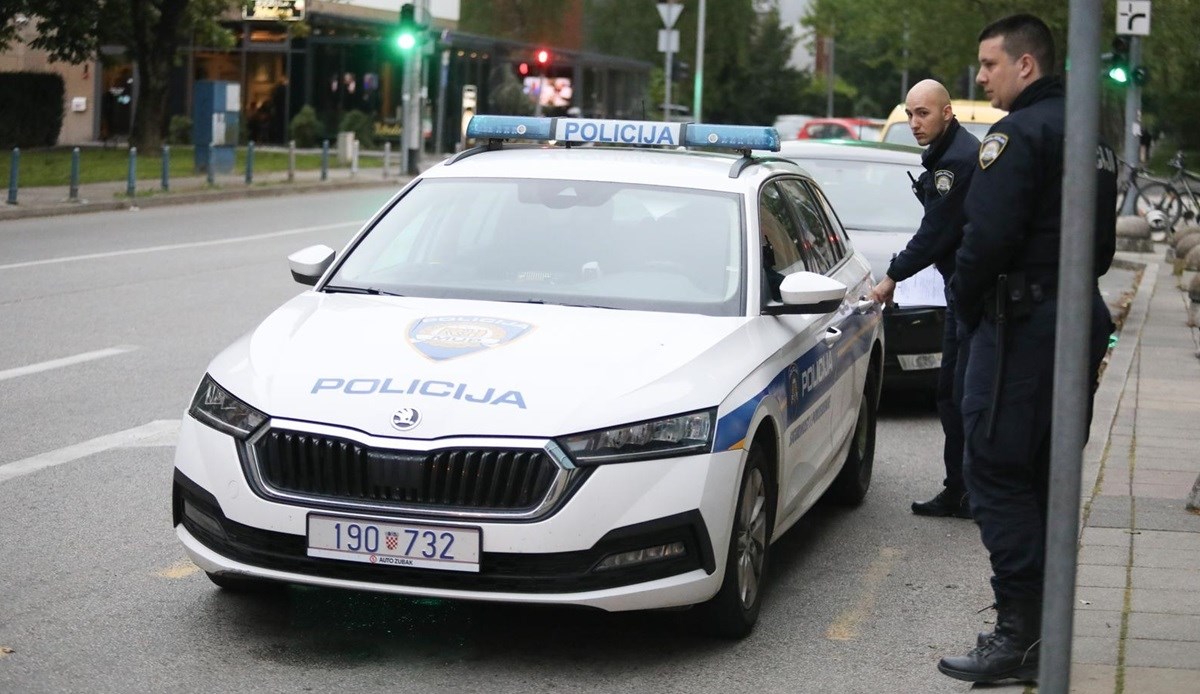 Htio pogaziti policajce na očevidu nesreće kod Petrinje, zabio im se u aute