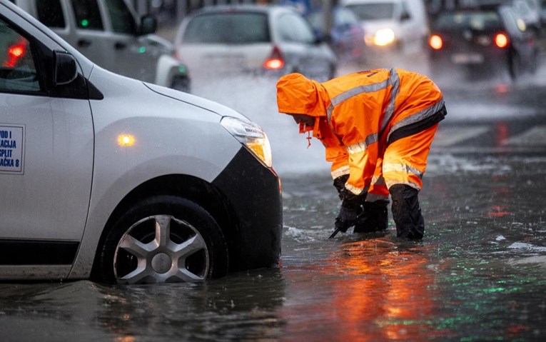 Kolaps u Splitu: Aute izvlače iz vode, ceste zakrčene, pala rekordna količina kiše