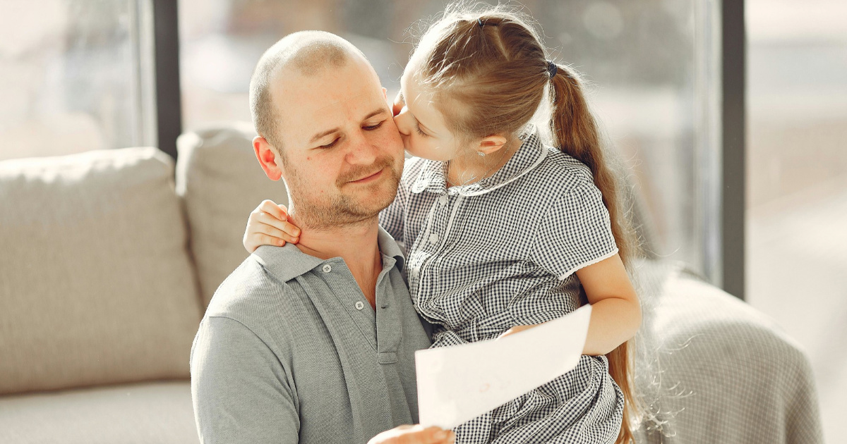 Kako očevi mogu pomoći kćerima tijekom prve menstruacije