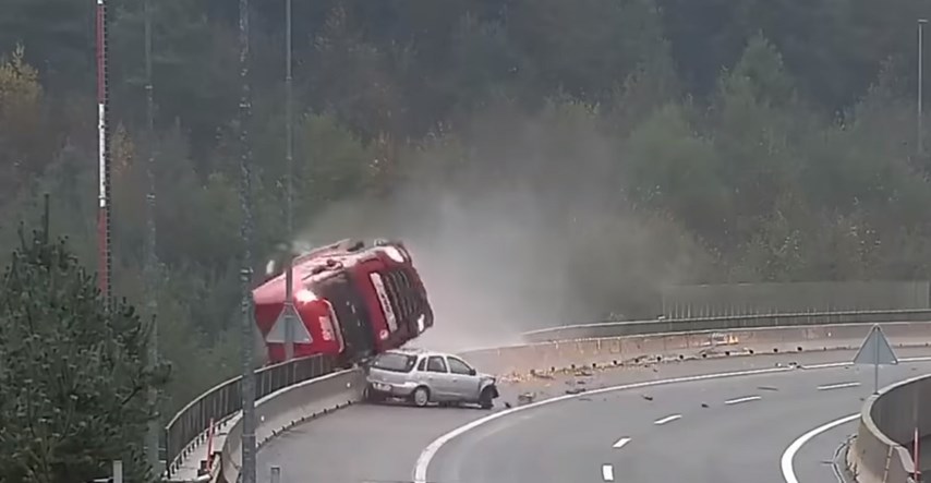 Teška nesreća u Sloveniji: Kamion pao s nadvožnjaka, vozač poginuo