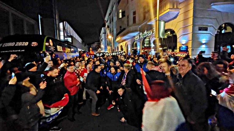 VIDEO Hrvatski rukometaši izašli iz dvorane i pjevali s tisućama ljudi