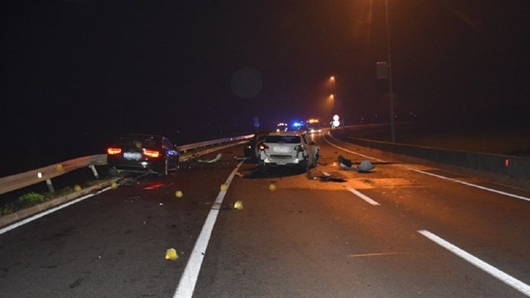 Do nesreće u Slavonskom Brodu došlo kad je auto pretjecao dva tegljača u zavoju