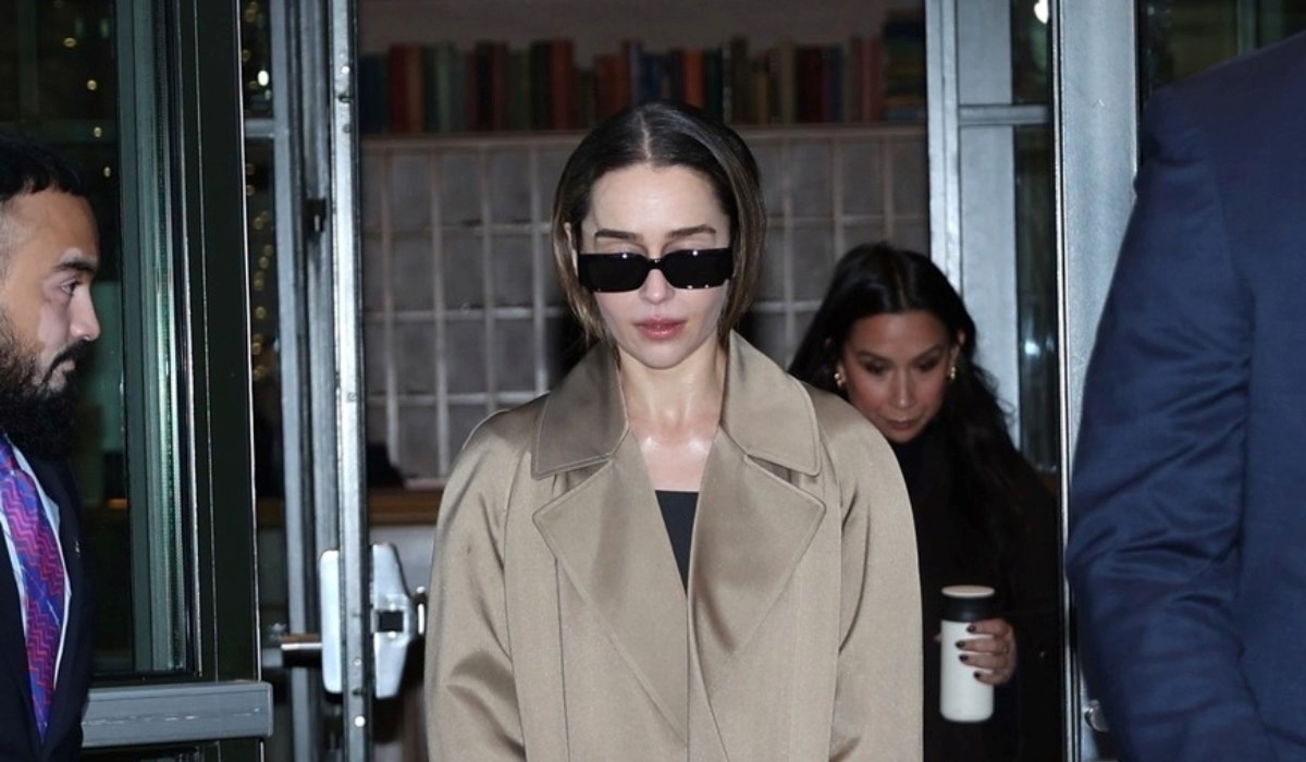 Emilia Clarke u baloneru: Bezvremenski modni klasik za svaku sezonu