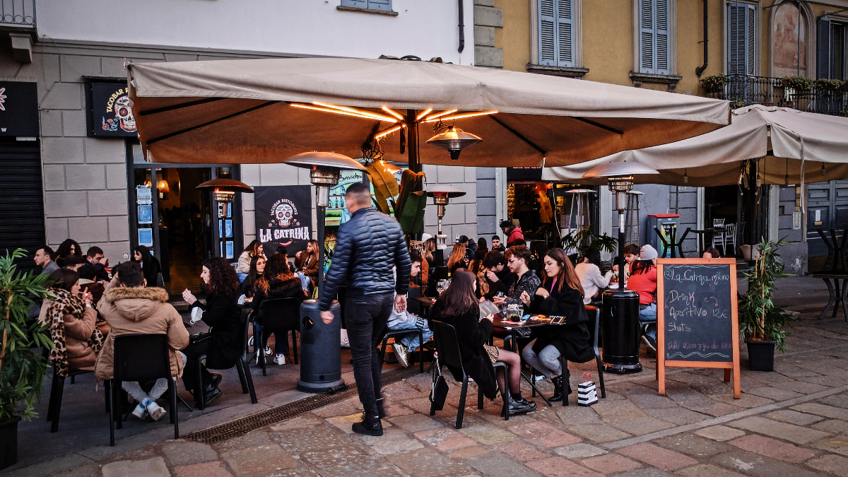 Talijani masovno pohrlili u kafiće nakon popuštanja mjera, pogledajte fotke