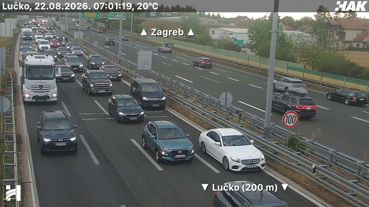 Mokri i skliski kolnici, gust promet prema moru. Kod Trakošćana kolona od 2 km