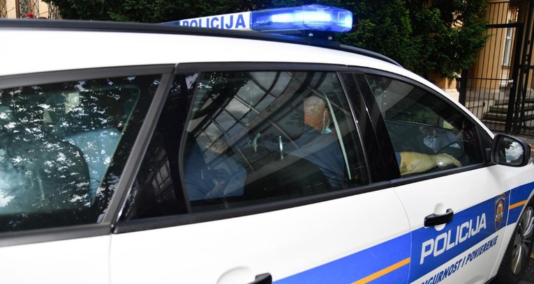 Vozač koji je dvaput pokušao pregaziti policajca završio u pritvoru