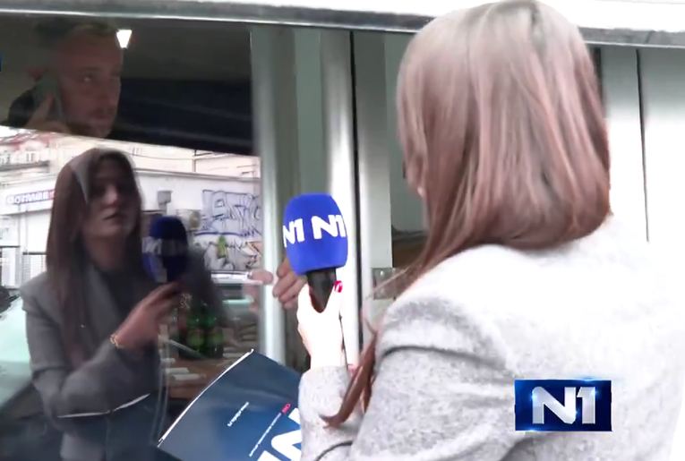VIDEO Pokušala ući u navodni SNS-ov call-centar, blokirali joj vrata i spustili roletu