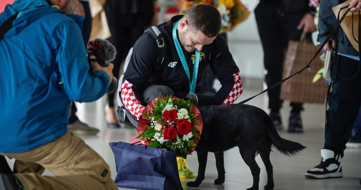 Tina Srbića na aerodromu dočekao njegov pas Zdenko s medaljom oko vrata