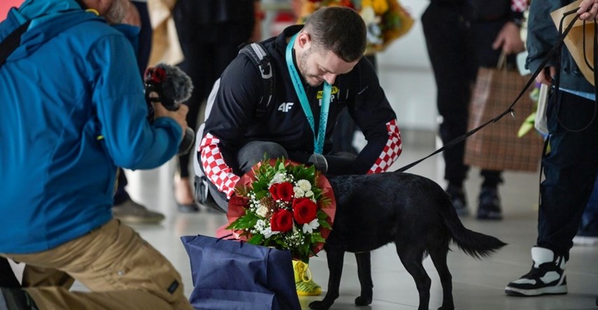 Tina Srbića na aerodromu dočekao njegov pas Zdenko s medaljom oko vrata