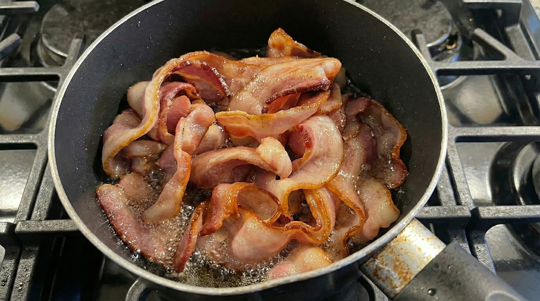 Trik za prženu slaninu bez špricanja ulja: Pripremite ju u loncu