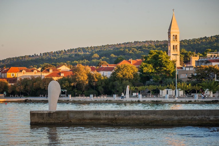 Dvojica mladića napala maloljetnika u Supetru