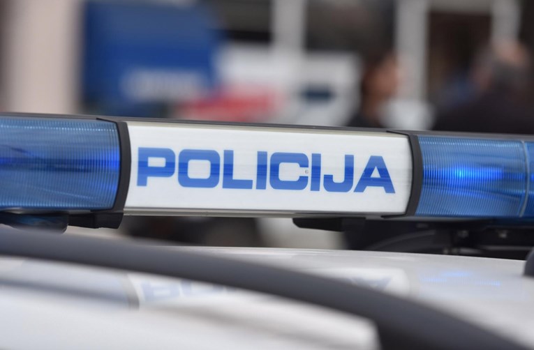 Policija u Imotskom u garaži pronašla auto ukraden u Primoštenu
