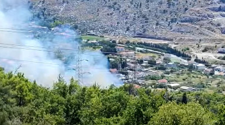 Gori na istoku Splita, požar pod kontrolom. U jednom trenutku prijetio je kućama