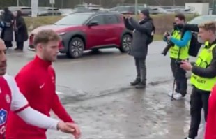VIDEO Pogledajte kako igrači norveškog prvoligaša ulaze na teren preko ceste