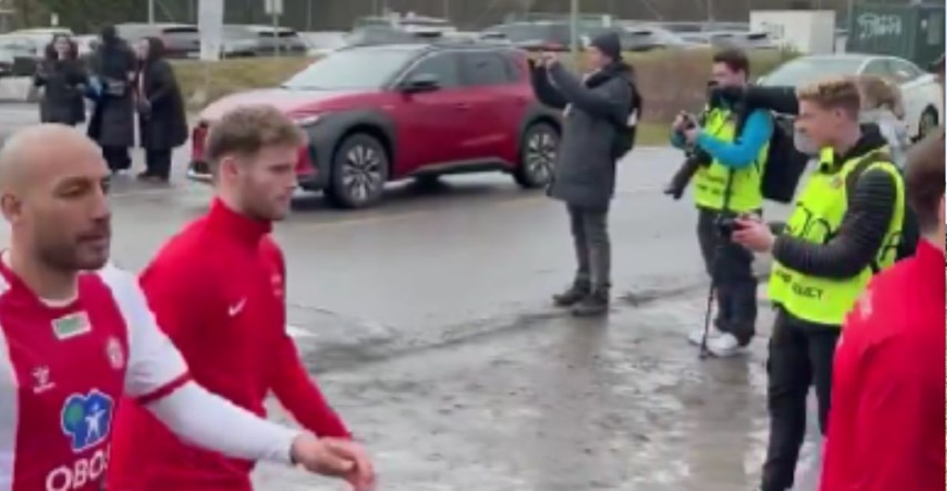 Pogledajte kako igrači norveškog prvoligaša ulaze na teren preko ceste