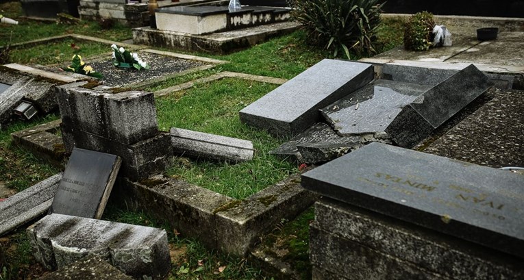 Potres razorio i groblje u Petrinji, pogledajte galeriju