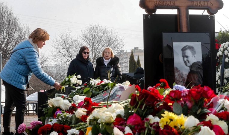 Rusi se i danas okupljaju oko groba Navalnog