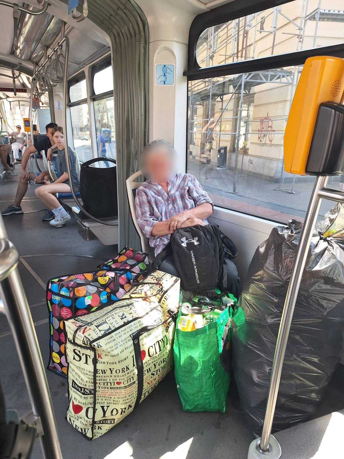 Gospođa s punim vrećama plastičnih boca napušta Novi Zagreb